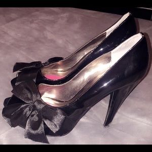 BLACK PEEP TOE HEELS W/ OVERSIZED BOW& RED BOTTOMS